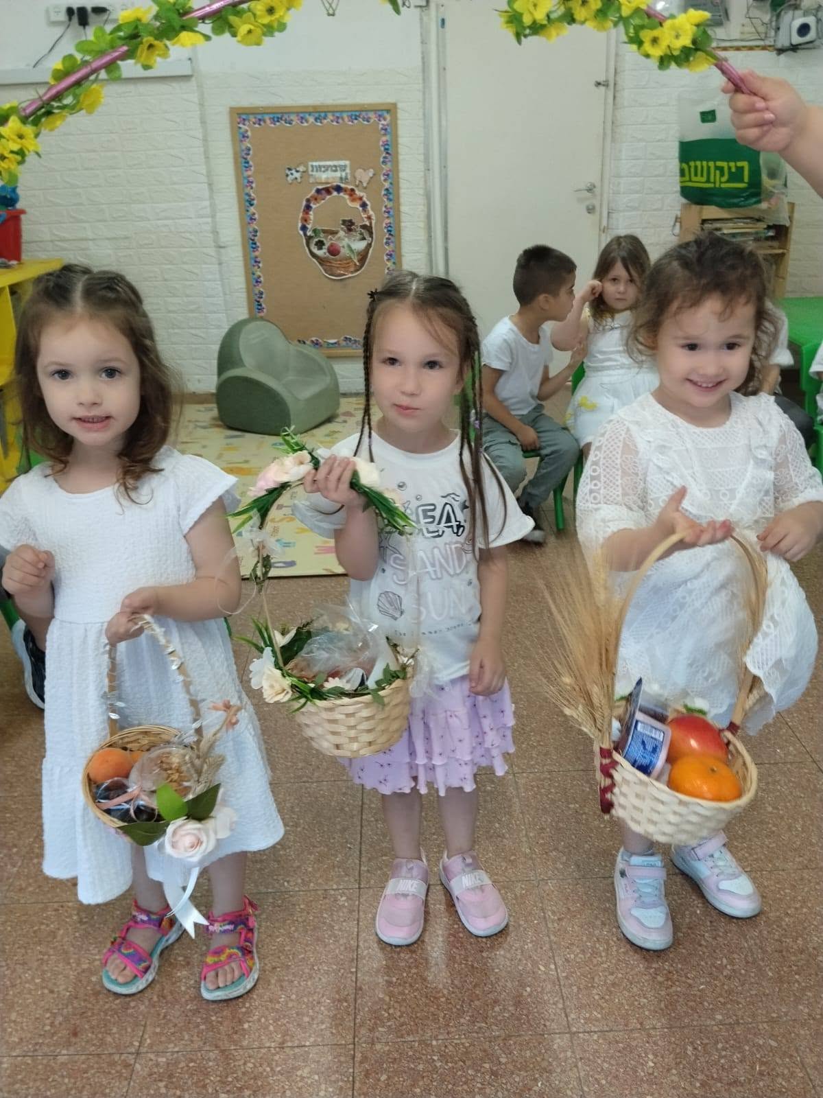 Белый цвет, цветы и улыбки: наш сказочный Шавуот!